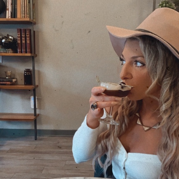 Meet your Posher, Erin - Picture 1 of 1